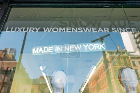 Téléchargez les photos : Panneau néon fabriqué à New York dans la fenêtre d'un magasin de vêtements à New York, États-Unis. - en image libre de droit