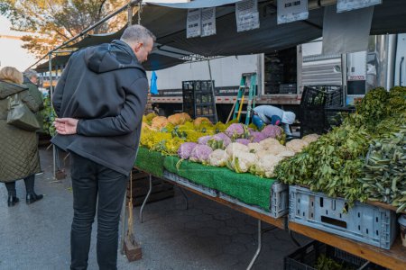 Foto de 23 de noviembre de 2022 - Nueva York, Estados Unidos: Verduras a la venta en Grow NYC Union Square Greenmarket, un mercado de agricultores durante todo el año con varios productores agrícolas y pequeños productores de alimentos por lotes. - Imagen libre de derechos