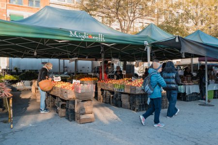 Foto de 23 de noviembre de 2022 - Nueva York, Estados Unidos: Puesto de Migliorelli en el Grow NYC Union Square Greenmarket, un mercado de agricultores durante todo el año con varios productores de alimentos agrícolas y pequeños lotes. - Imagen libre de derechos