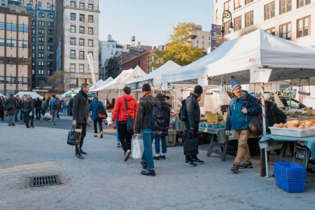 Téléchargez les photos : 23 novembre 2022 - New York, États-Unis : Les gens dans les étals de Grow NYC Union Square Greenmarket, un marché fermier ouvert toute l'année avec divers producteurs d'aliments de ferme et de petits lots. - en image libre de droit