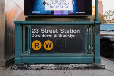 Foto de 23 de noviembre de 2022 - Nueva York, Estados Unidos: Entrada a la estación de metro 23rd Street en Nueva York, Estados Unidos. El metro de Nueva York es uno de los sistemas de transporte público más antiguos del mundo. - Imagen libre de derechos