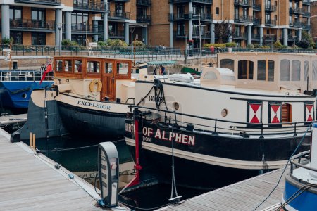 Foto de Londres, Reino Unido - 06 de julio de 2023: Barcos amarrados en St Katharine Docks, un antiguo muelle y ahora un distrito de uso mixto y el único puerto deportivo de Londres en el centro de Londres. - Imagen libre de derechos