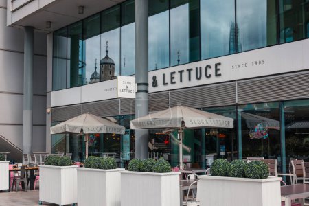 Téléchargez les photos : Londres, Royaume-Uni - 06 juillet 2023 : Slug and Lettuce bar and restaurant in St Katharine Docks, un ancien quai et maintenant un quartier mixte et le seul port de plaisance de Londres dans le centre de Londres. - en image libre de droit
