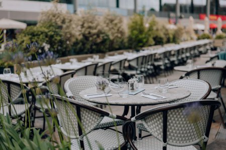 Téléchargez les photos : Set tables et chaises de restaurant en plein air à Londres, Royaume-Uni, accent sélectif. - en image libre de droit