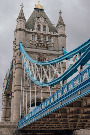 Téléchargez les photos : Londres, Royaume-Uni - 06 juillet 2023 : Vue du Tower Bridge depuis la rive nord de la Tamise. Tower Bridge est souvent confondu avec London Bridge, le prochain pont en amont. - en image libre de droit