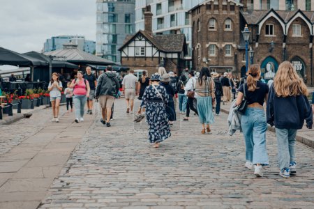 Téléchargez les photos : Londres, Royaume-Uni - 06 juillet 2023 : Les gens marchent sur la Tamise au bord de la Tour de Londres, l'une des principales attractions touristiques de Londres. - en image libre de droit