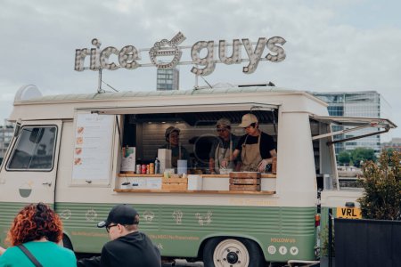 Téléchargez les photos : Londres, Royaume-Uni - Juillet 06, 2023 : Rice guys food truck on Thames riverside by Tower of London, l'une des principales attractions touristiques de Londres. - en image libre de droit