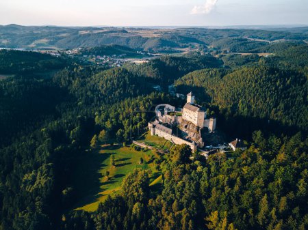 Foto de Foto aérea del castillo medieval Rappottenstein en verano - Imagen libre de derechos