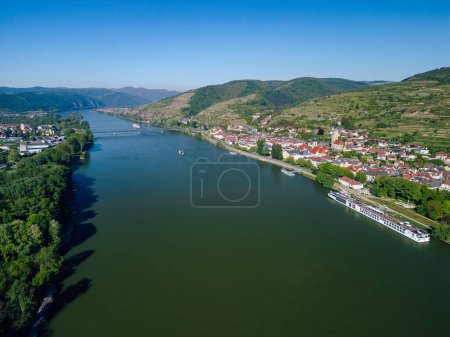 Vue ariale de la ville de Stein et du Danube, partie du paysage du patrimoine mondial Wachau