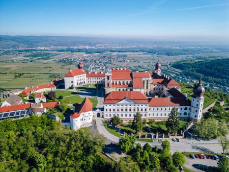 Téléchargez les photos : Vue aérienne de l'abbaye de Goettweig avec en arrière-plan la ville de Wachau et Krems, patrimoine mondial - en image libre de droit