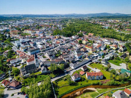 Téléchargez les photos : Vue aérienne de la ville de Gmuend et de la place principale dans la région de Waldviertel, Basse-Autriche - en image libre de droit