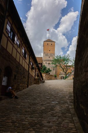 Foto de Nuremberg, Alemania - 19 de julio de 2023: Vista del histórico castillo de Nuremberg.Los turistas caminan por las calles adoquinadas del casco antiguo, Franconia, Baviera - Imagen libre de derechos