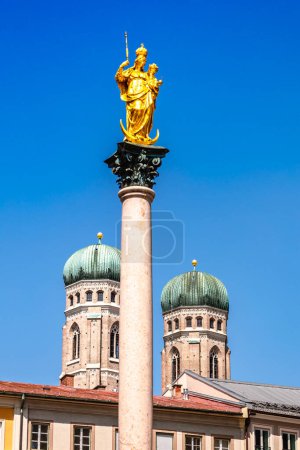 Foto de Vista de la Columna Virgen María, Mariensaule en la Plaza Marien en Munich, Baviera, Alemania - Imagen libre de derechos