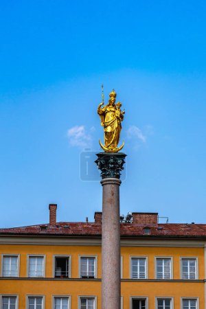 Foto de Vista de la Columna Virgen María, Mariensaule en la Plaza Marien en Munich, Baviera, Alemania - Imagen libre de derechos