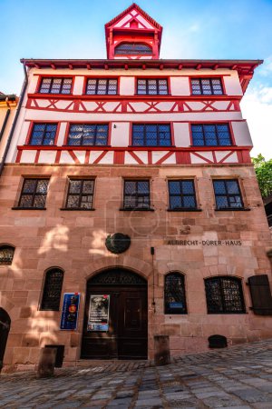 Foto de Nuremberg, Alemania - 30 de julio de 2023: Vista de Albrecht Durers House en la plaza Tirgertnertor. Arquitectura del casco antiguo con fachada de edificios medievales, Nuremberg, Baviera, Alemania. - Imagen libre de derechos