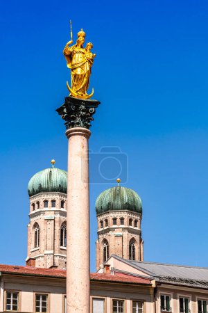 Foto de Múnich, Alemania - 22 de julio de 2023: Vista de la Columna Virgen María, Mariensaule en la Plaza Marien en Múnich, Baviera, Alemania - Imagen libre de derechos