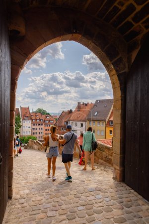 Téléchargez les photos : Nuremberg, Allemagne - 19 juillet 2023 : Vue du château historique de Nuremberg.Les touristes marchent le long des rues pavées de la vieille ville, Franconie, Bavière - en image libre de droit