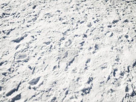 Backgroudn neige avec beaucoup d'empreintes de pas