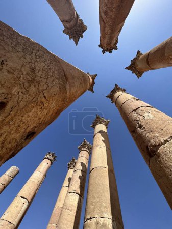 Téléchargez les photos : Ruines de l'ancienne ville de Jerash en Jordanie, Moyen-OrientTemple de Zeus colonnes de grès ovalesRuines de Jerash, Jordanie Pompéi de l'Est, - en image libre de droit