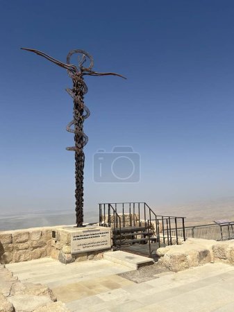 Foto de Una cruz de hierro erigida rodeada por una serpiente en un monte NEBO Jordán - Imagen libre de derechos