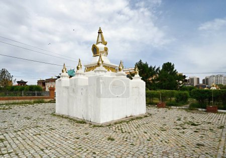 Téléchargez les photos : Endroit sacré traditionnel stupa Mongolie, complexe bouddhiste Gandan Khiid en Mongolie - en image libre de droit