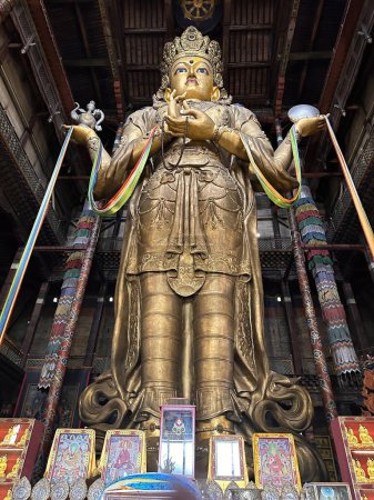 Foto de Estatua de Buda de Oro en el Monasterio Gandantegchinlen en Ulán Bator Mongolia, - Imagen libre de derechos