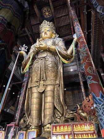 Foto de Estatua de Buda de Oro en el Monasterio Gandantegchinlen en Ulán Bator Mongolia, - Imagen libre de derechos