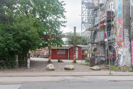 Foto de Copenhague, Dinamarca - 26 de julio de 2022: Entrada más conocida a Freetown Christiania. Freetown Christiania con Pusher Street es famosa por su comercio abierto de cannabis, que es ilegal en Dinamarca. - Imagen libre de derechos