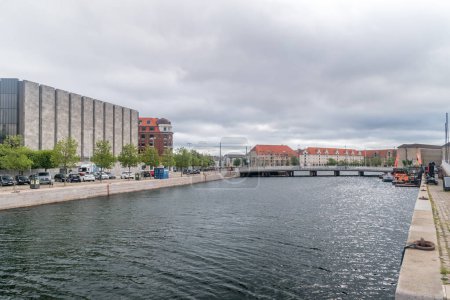 Téléchargez les photos : Copenhague, Danemark - 26 juillet 2022 : Le canal de Borsgeaven et le pont de frère de Christian IV. - en image libre de droit