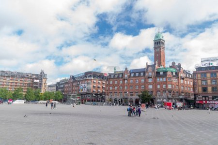 Téléchargez les photos : Copenhague, Danemark - 26 juillet 2022 : La Place de l'Hôtel de Ville (Radhuspladsen) dans le centre de Copenhague. - en image libre de droit