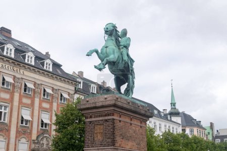 Téléchargez les photos : Copenhague, Danemark - 26 juillet 2022 : La statue équestre d'Absalon. Absalon était un homme d'État danois et prélat de l'Église catholique. - en image libre de droit