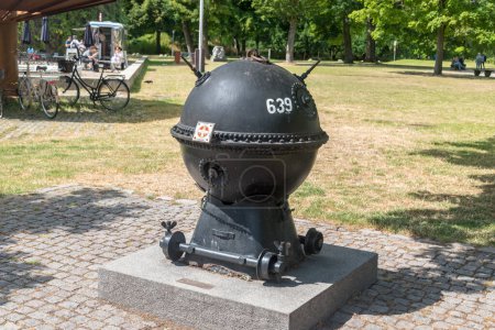 Téléchargez les photos : Copenhague, Danemark - 26 juillet 2022 : Mine navale historique (mine Horn) de la Seconde Guerre mondiale au Churchill Park. - en image libre de droit