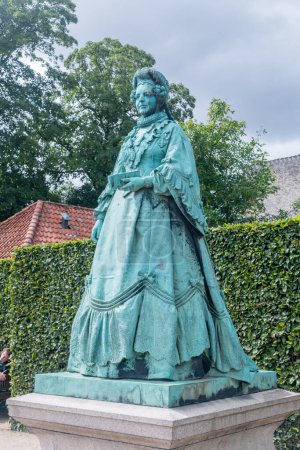 Foto de Copenhague, Dinamarca - 26 de julio de 2022: Estatua de Caroline Amalie de Schleswig-Holstein-Sonderburg-Augustenburg. Reina consorte de Dinamarca como segunda esposa del rey Cristián VIII entre 1839 y 1848. - Imagen libre de derechos