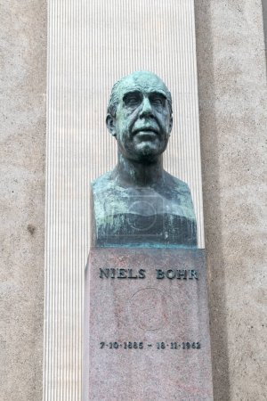 Téléchargez les photos : Copenhague, Danemark - 26 juillet 2022 : Buste de Niels Henrik David Bohr, physicien danois qui a apporté des contributions fondamentales à la compréhension de la structure atomique et de la théorie quantique. - en image libre de droit