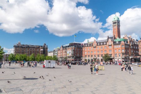 Téléchargez les photos : Copenhague, Danemark - 26 juillet 2022 : Place de l'Hôtel de Ville à Copenhague. - en image libre de droit