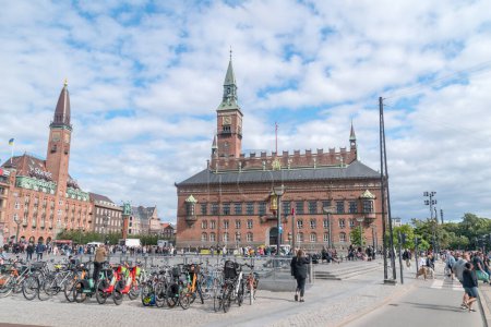 Téléchargez les photos : Copenhague, Danemark - 26 juillet 2022 : Hôtel de Ville de Copenhague et Radhuspladsen. - en image libre de droit