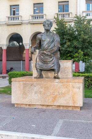 Photo for Thessaloniki, Greece - September 29, 2022: Bronze statue of Aristotle within the Aristotelous square. Aristotle was a Greek philosopher and polymath during the Classical period in Ancient Greece. - Royalty Free Image