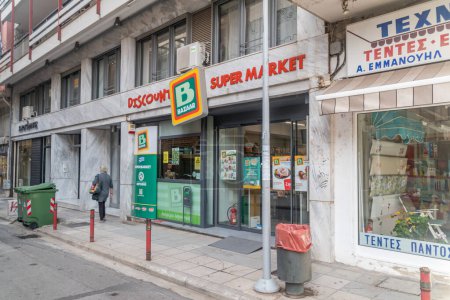 Téléchargez les photos : Thessalonique, Grèce - 29 septembre 2022 : Supermarché grec à rabais Bazar. - en image libre de droit