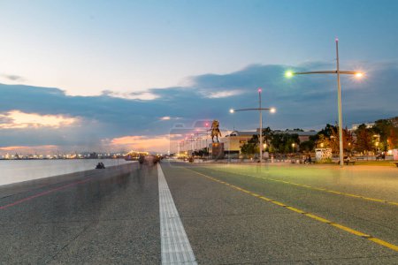 Téléchargez les photos : Thessalonique, Grèce - 29 septembre 2022 : Route pédestre sur la mer au coucher du soleil. - en image libre de droit