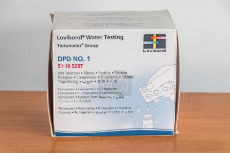 Téléchargez les photos : Pruszcz Gdanski, Pologne - 16 novembre 2022 : Lovibond DPD No. 1 comprimés pour l'analyse de l'eau. Comprimés pour photomètre pour le contrôle du chlore dans l'eau. - en image libre de droit