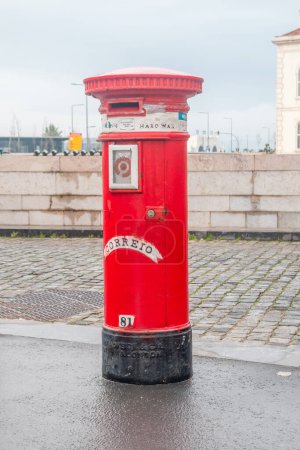 Téléchargez les photos : Lisbonne, Portugal - 4 décembre 2022 : Boîte aux lettres rouge du Portugal. - en image libre de droit