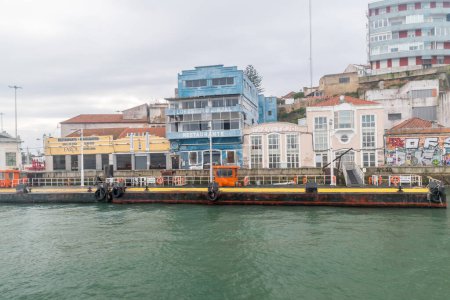 Téléchargez les photos : Almada, Portugal - 4 décembre 2022 : Vue des bâtiments sur la rive du Tage au district de Cacilhas. Vue du Tage. - en image libre de droit
