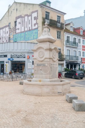 Téléchargez les photos : Almada, Portugal - 4 décembre 2022 : Fontaine d'eau de Cacilhas. - en image libre de droit