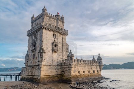 Foto de Lisboa, Portugal - 4 de diciembre de 2022: Torre de Belem (Torre de San Vicente) en el río Tajo. - Imagen libre de derechos