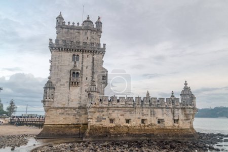 Foto de Lisboa, Portugal - 4 de diciembre de 2022: Torre de San Vicente en el río Tajo. - Imagen libre de derechos