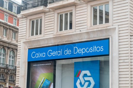 Foto de Lisboa, Portugal - 5 de diciembre de 2022: Logotipo de Caixa Geral de Depositos, sociedad bancaria estatal portuguesa. - Imagen libre de derechos
