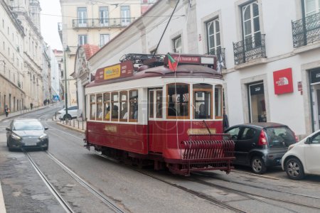 Foto de Lisboa, Portugal - 5 de diciembre de 2022: Hills Tramcar, Hills Tramcar Tour de Lisboa. - Imagen libre de derechos