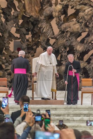 Foto de Vaticano, Vaticano - 7 de diciembre de 2022: Papa Francisco en audiencia papal. - Imagen libre de derechos