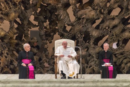 Foto de Vaticano, Vaticano - 7 de diciembre de 2022: Papa Francisco (Jorge Mario Bergoglio) sobre la audiencia papal en la sala Pablo VI. - Imagen libre de derechos