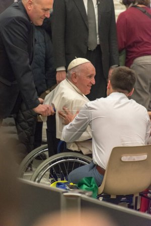 Foto de Vaticano, Vaticano - 7 de diciembre de 2022: Papa Francisco (Jorge Mario Bergoglio) en silla de ruedas en audiencia papal en la sala Pablo VI. - Imagen libre de derechos